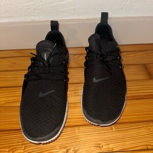 Nike Black Athletic Shoes Sleek Monochrome Design